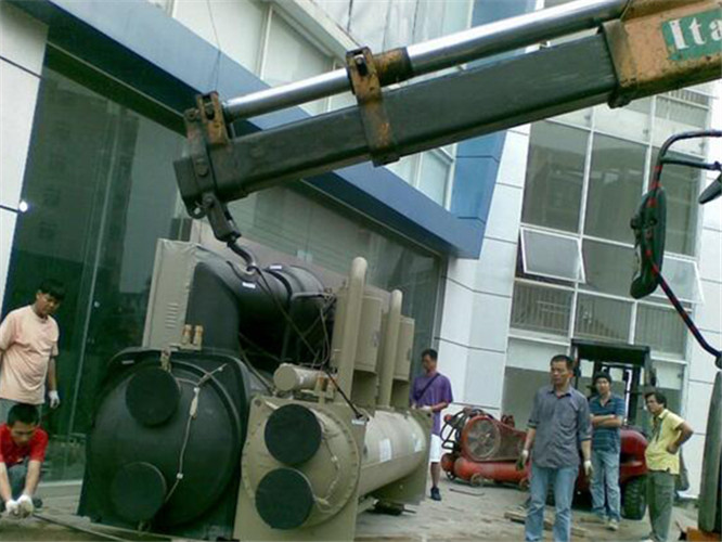 石峰区随车吊和汽车吊的核心区别是什么？哪种更省钱？