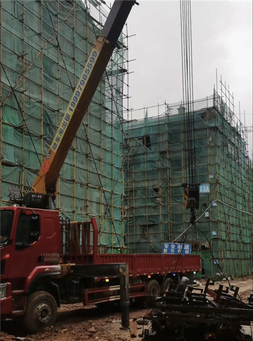 石峰区“慢工细活”—— 吊车的 “微动控制” 技术